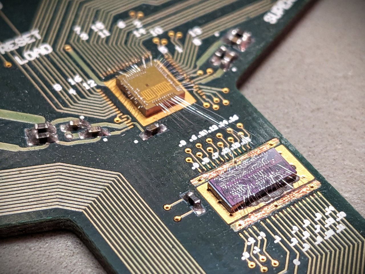 Chip fotonico e chip di controllo class=