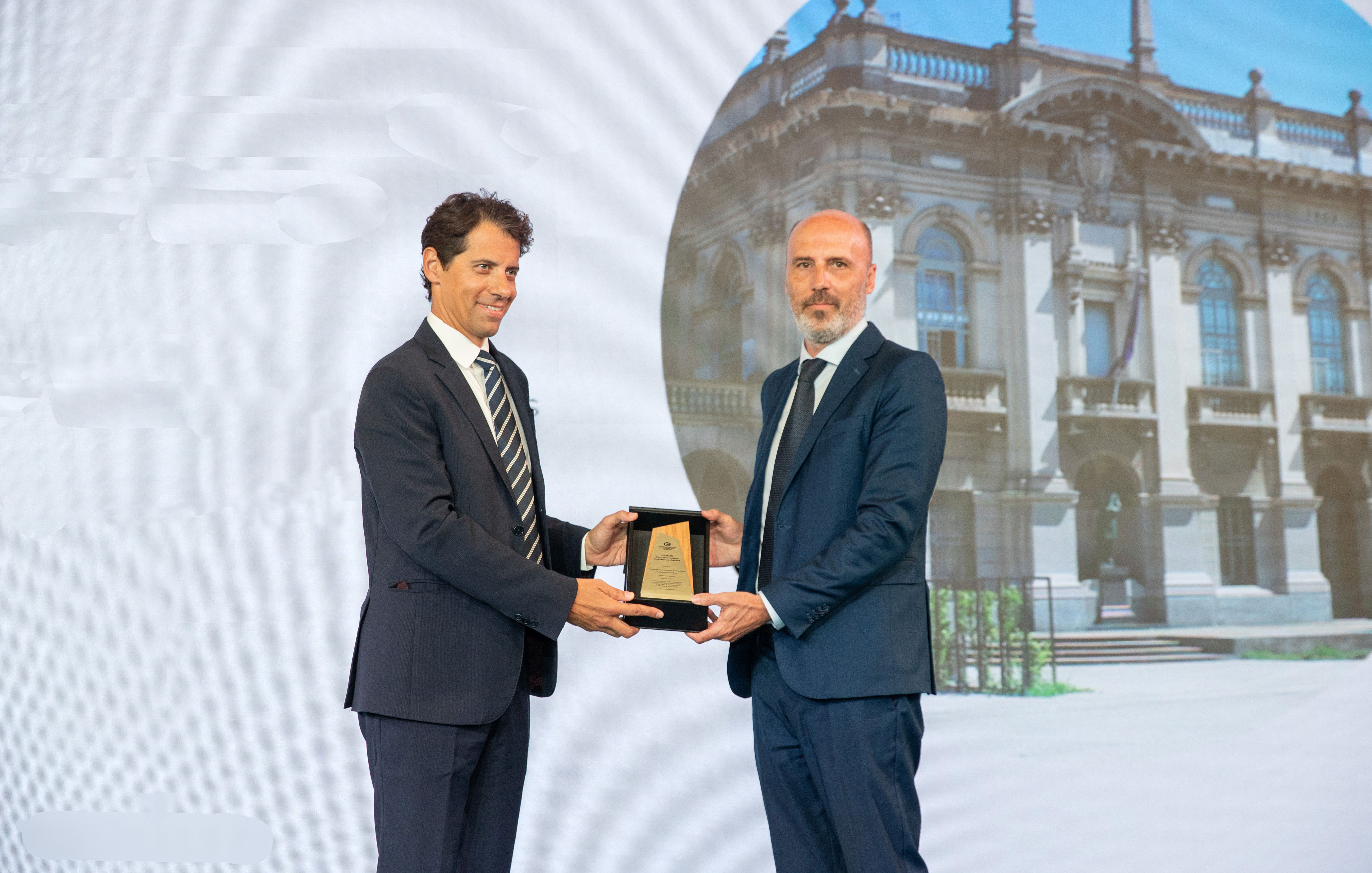 Sergio Savaresi receives the award
