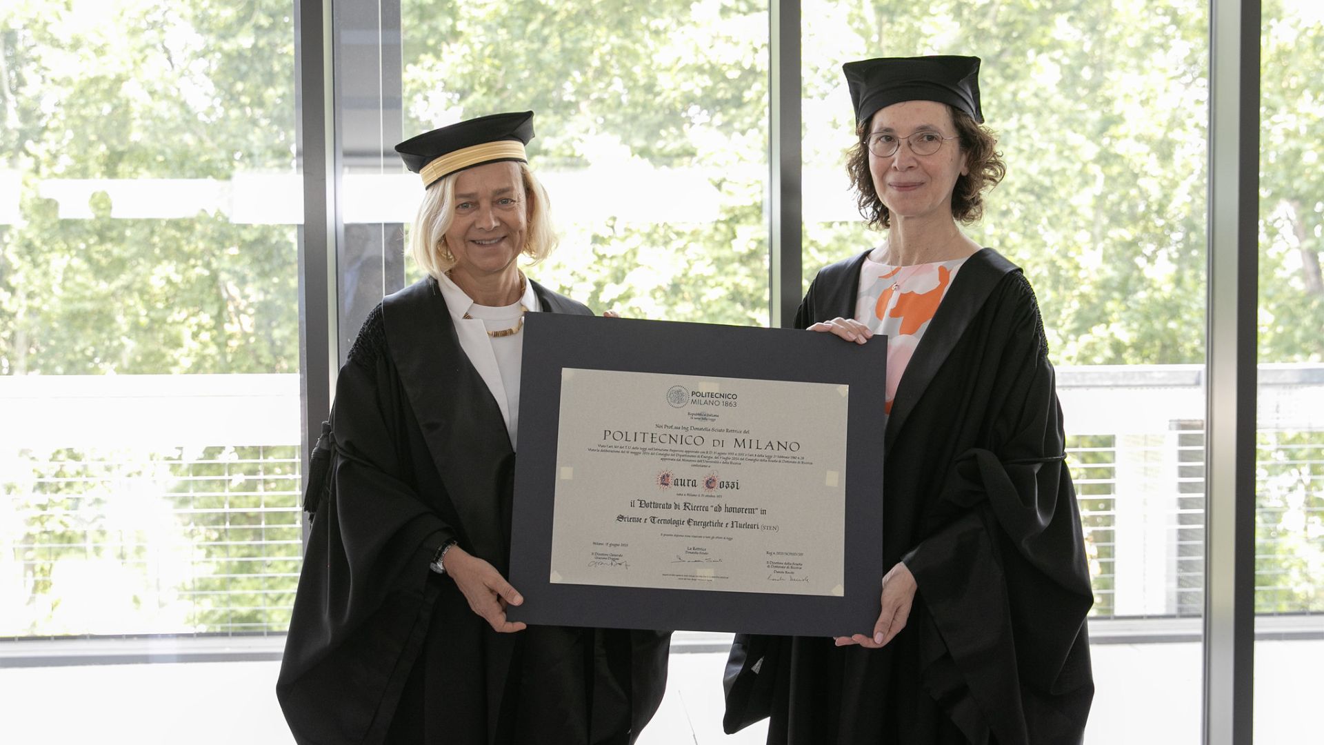 Donatella Sciuto consegna il diploma di dottorato honoris causa a Laura Cozzi