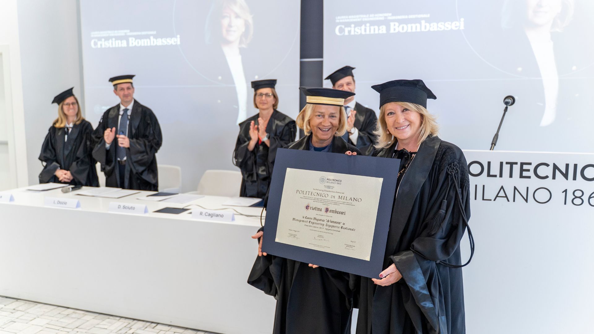Donatella Sciuto e Cristina Bombassei con la pergamena di laurea